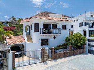 Casa de 4 Recámaras con Alberca en Costa Azul, Los Cabos