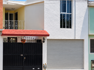 CASA EN RENTA EN COLONIA EL MARQUES CON PEQUEÑO LOCAL, CERCA DE QUINTAS DEL MARQUES