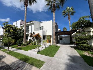Casa en Jardín Real con 4 Habitaciones y 5 Baños Completos!