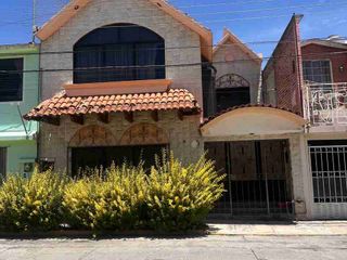Casa en RENTA,  2 niveles,  3 recámaras.  en Col. Issste Pachuca  Hgo