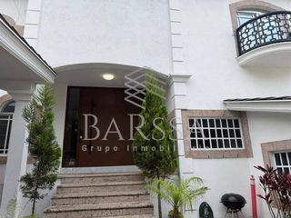 Residencia de Lujo en Cumbres 2° Sector Recién Remodelada