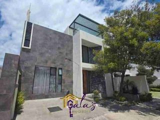RESIDENCIA DE 4 HAB CON BAÑO CADA UNA, JARDÍN!!