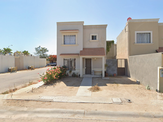 PRECIOSA CASA DE DOS NIVELES, CON UNA  EXCELENTE UBICACIÓN.