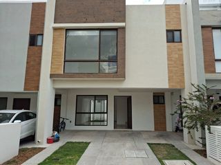 RENTA CASA EN ZIBATA EN AUREA CON AMENIDADES PREMIUM