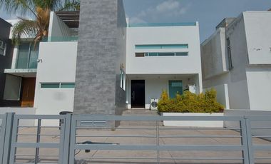 AMPLIA CASA EN VENTA EN EL REFUGIO, CERCA DE CENTROS COMERCIALES