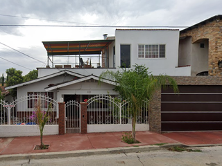 PRECIOSA CASA DE DOS NIVELES, CON UNA  EXCELENTE UBICACIÓN.