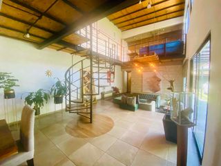 CASA MODERNA con DISEÑO INDUSTRIAL, SUPER UBICACIÓN
