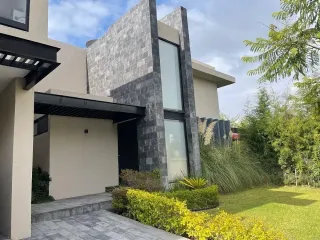 RENTA CASA EN CAMPANARIO FRENTE AL PARQUE SUPER UBICADA