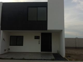 Casa de recuperación bancaria a la venta en Bosques del Paraíso Residencial Sección Nogales, Calzada Paraiso, Jesús María, Aguascalientes.