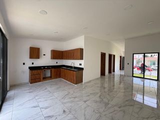 CASA EN VENTA UN NIVEL CON JACUZZI, EN FRACCIONAMIENTO LOMAS DE COCOYOC MORELOS