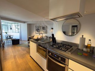 Departamento con amplios espacios y vista a la ciudad, en venta