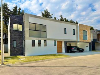 Casa en Venta en Metepec - Amplia y Moderna con Acceso a Servicios Clave