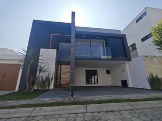 Casa nueva en venta, Lomas de Angelópolis con recámara en planta baja y roof garden