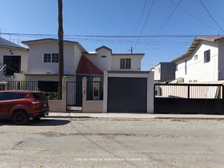 Casa en venta | Espaciosa, estacionamiento para 5 autos | Valle Dorado, Ensenada