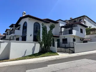 Se Renta Preciosa casa con vista al mar