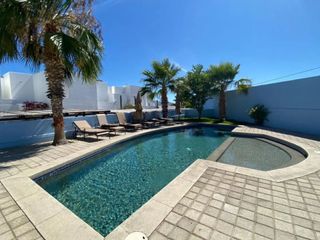Casa amueblada y equipada de dos niveles, con vista al océano, en venta