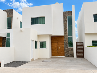 Casa Amueblada en Renta en Coronado Frente a Parque y Acceso Controlado