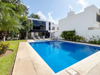 Casa semi amueblada de dos niveles, en residencial cerrada, jardin, alberca, en venta