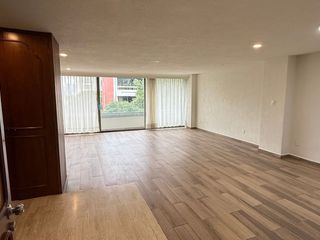 Departamento con vista arbolada, espacios amplios y estacionamiento, en venta