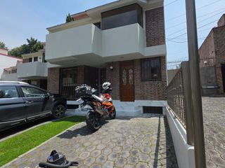 CASA EN CONDOMINO LAS AGUILAS REMODELADA