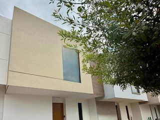 En RENTA hermosa casa de 2 habitaciones, impecable!!!  Ubicada en condominio Lenna en Zakia