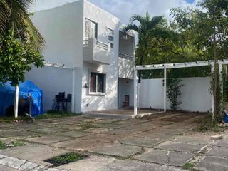 casa de cuatro recámaras Con recámara en planta baja la Renta ( sin muebles )