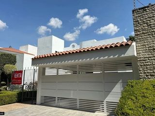 Renta de espaciosa casa de estilo contemporáneo en el condominio privado Puerta de Hierro casa de 3 recamaras c/u con baño, estacionamiento 2 autos, j