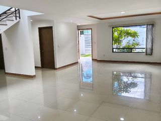 Casa en Renta en Cumbres del Lago, Juriquilla | 4 Recámaras, 1 Rec de visitas en PB | Jardín