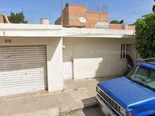 CASA DE 1 NIVEL, CUENTA CON ACCESORIA, SE UBICA CERCA DE  AVENIDAS PRINCIPALES COMO AV. DE LOS MAESTROS Y AV.  AGUASCALIENTES SUR