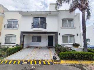 Se renta casa dentro de pequeño coto cerca de Real Center