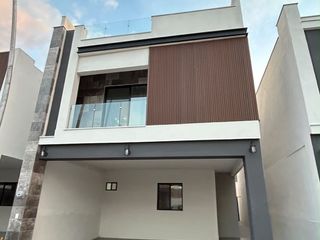 En Renta Casa Nueva, Cumbres Platino, 3 niveles, Equipada