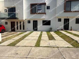 Venta casa en condominio de dos recámaras con opción a una tercera o sala de TV