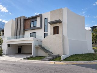 Residencia de Lujo en Sierra Alta con Alberca, Amplio Jardín y Vistas Espectaculares | Venta y Renta
