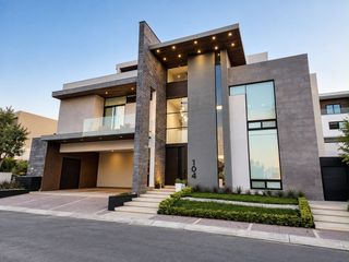 Residencia de Lujo en Sierra Alta con 5 Recámaras, Alberca y Roof Garden Privado