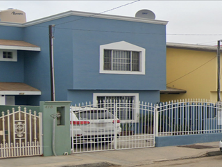Excelente Casa Familiar de Dos Niveles con Amplio Patio y Cochera Cerrada