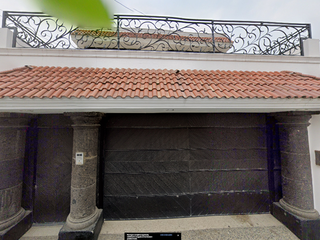 Residencia Clásica de Lujo con Detalles de Cantera y Amplia Terraza