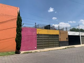 Renta de Casa en colonia Centro de San Andrés Cholula, 3 recamaras, 2 de ellas en PB, cochera para 2 autos portón automático. Toda la casa cuenta con