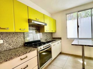 Casa en renta cercana al periférico y plaza explanada dentro de fraccionamiento 3 recamaras, cochera 2 autos y jardín $16,500