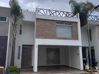 Casa En renta 3 recámaras con baño y roof garden Fraccionamiento Molino de Santo Domingo, Puebla, Pue.