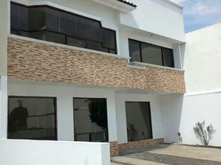 RENTO CASA EN CAMINO REAL $16,500 CON 4 RECÁMARAS CADA UNA CON BAÑO, UNA RECÁMARA EN PLANTA BAJA Y CUARTO DE SERVICIO