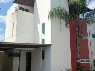 RENTO CASA $16,000 EN MOMOXPAN JUNTO A EXPLANADA TRES NIVELES TRES RECAMARAS CADA UNA CON BAÑO