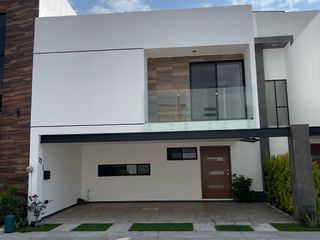 Casa en Renta de 3 Niveles con Roof, Área de Juego y Cochera para 3 Autos - Santa Teresa Residencial