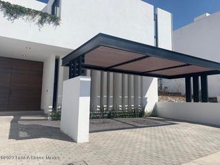 Estrena casa en venta en Lomas de Juriquilla 3 recàmaras estudio àrea infantil vigilancia VL-23-4299