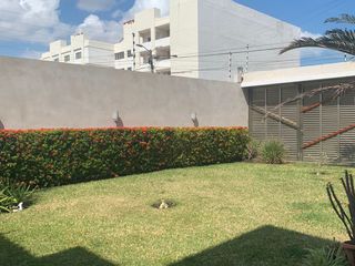 HERMOSA CASA EN VENTA CON AMPLIO JARDIN, EN FRACC COSTA DE ORO