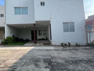 Venta Amplia casa en lomas de la aurora con 230m2