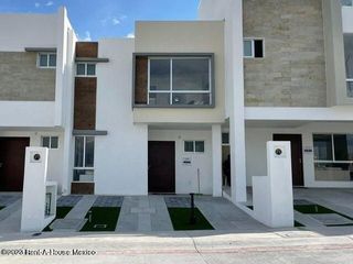 Estrena casa en renta dentro de Condominio en Zakia 3 recàmaras amenidades RCS-24-1566