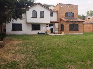 CASA EN VENTA CON SUPER JARDIN METEPEC