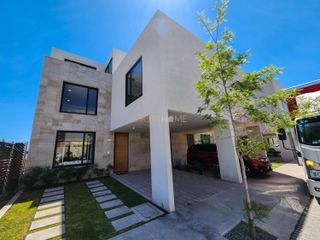 CASA EN VENTA EN JURICA