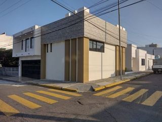 Casa en venta en Esquina de 4 Recamaras con Alberca en el Fraccionamiento Reforma Veracruz, Ver.