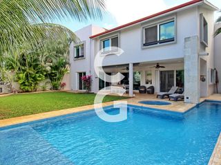 Casa en Venta en Cancun en Residencial Villa Magna con Alberca y Jardín
